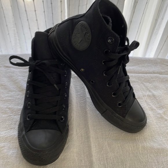 Converse Shoes - Converse Hi Top women worn 3x only..